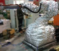 低溫環(huán)境下，熱吹風保溫機器人防護服應